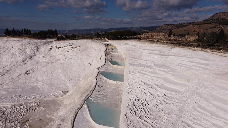 Pamukkale 2025'te Rekor Turist Ağırladı: Denizli Nüfusunun İki Katından Fazla Ziyaretçi