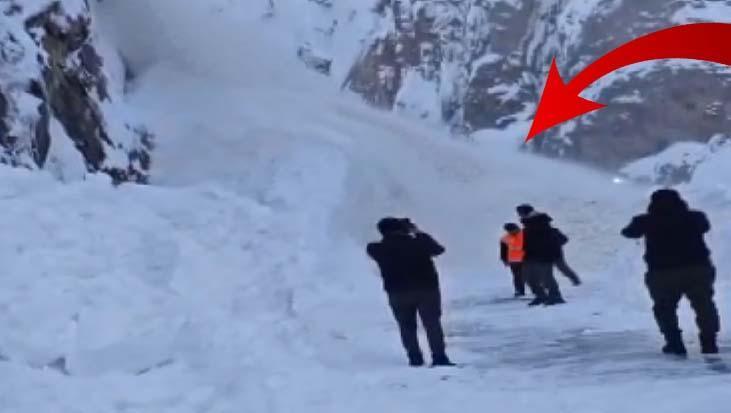 Hakkari-Van Karayolunda Çığ Tehlikesi: Ulaşım Aksıyor, 357 Yerleşim Yeri Yolu Kapalı