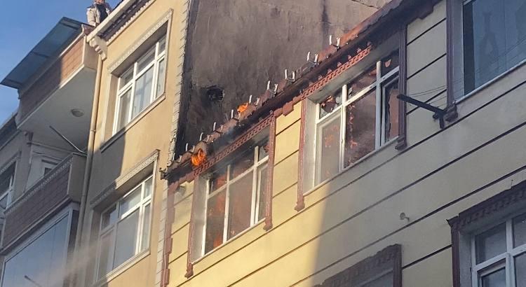 Küçükçekmece'de Çatı Yangını Bitişik Binalara Sıçradı