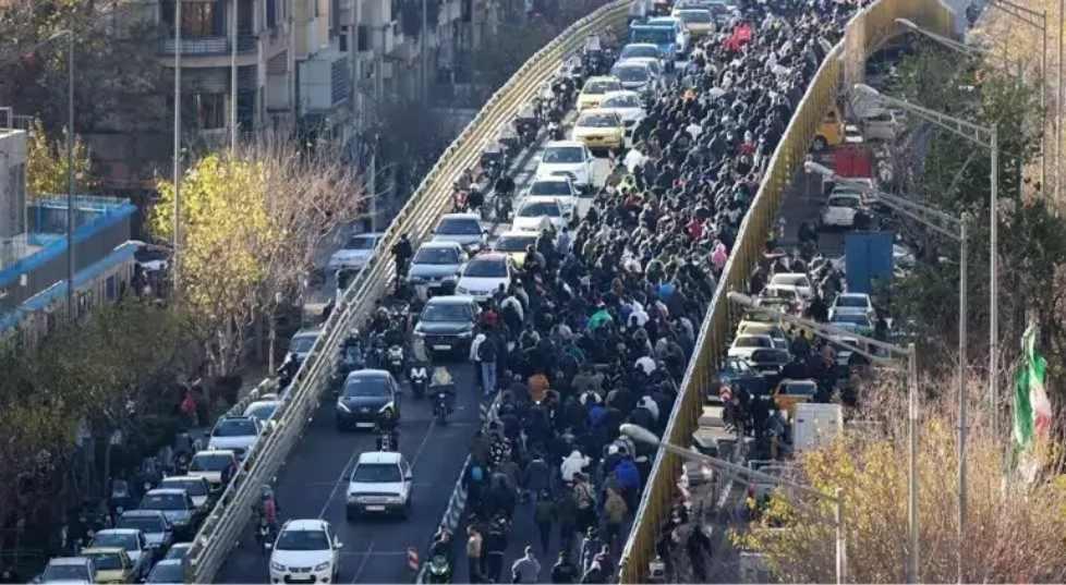 İran'da Ekonomik Sorunlar Kaynaklı Protestolar Tırmanıyor: Can Kaybı Artıyor, Uluslararası Gerilim Yükseliyor