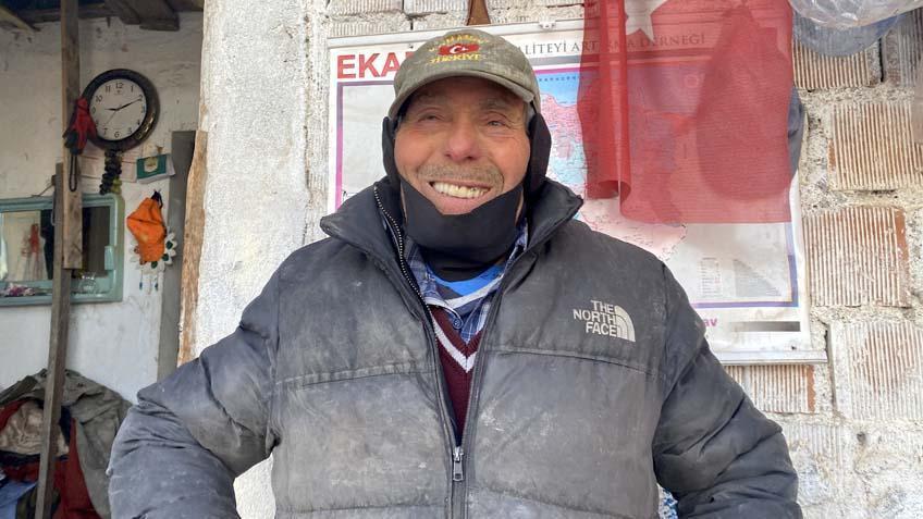 Çöpte Bulduğu Türk Bayraklarına Sahip Çıkan 79 Yaşındaki Adamın Duygu Dolu Hikayesi
