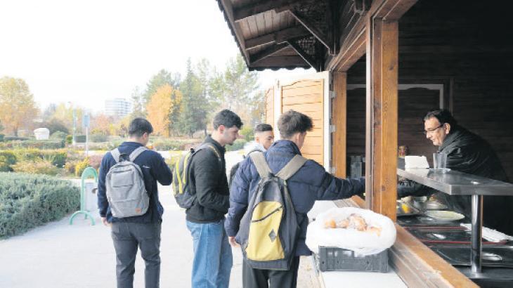 Üniversitelilere Sıcak Destek: Kampüslerde İkramlar Başladı