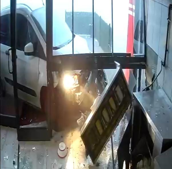 Dönerci Dükkanına Lavaş Getiren Araç Daldı: Korku Dolu Anlar Kamerada