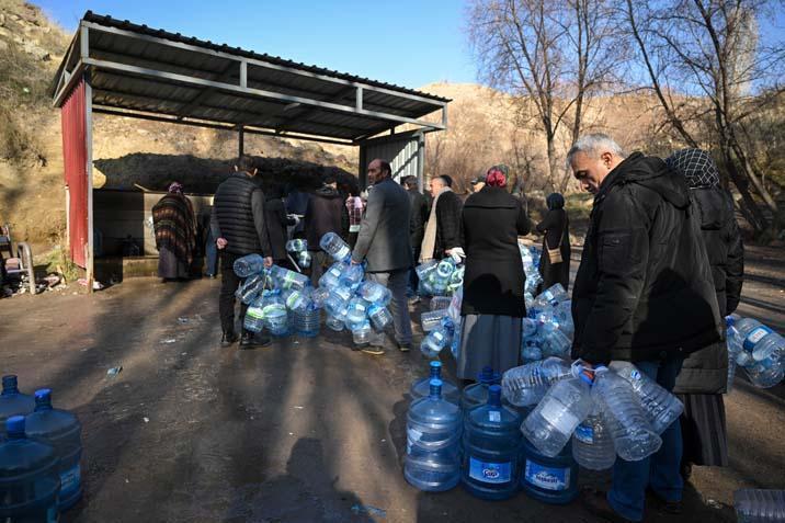 Başkent'te Su Sıkıntısı Derinleşti: Vatandaşlar Bidonlarla Hayat Kurtarıyor