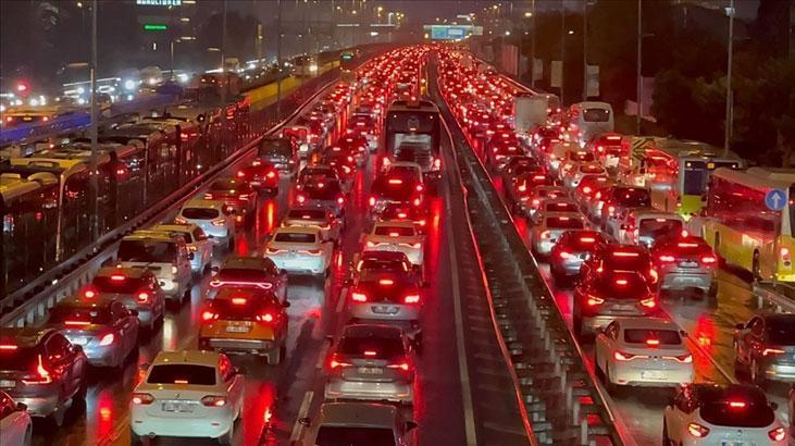 İstanbul'da Trafik Felç Oldu: Yoğunluk Yüzde 81'e Fırladı
