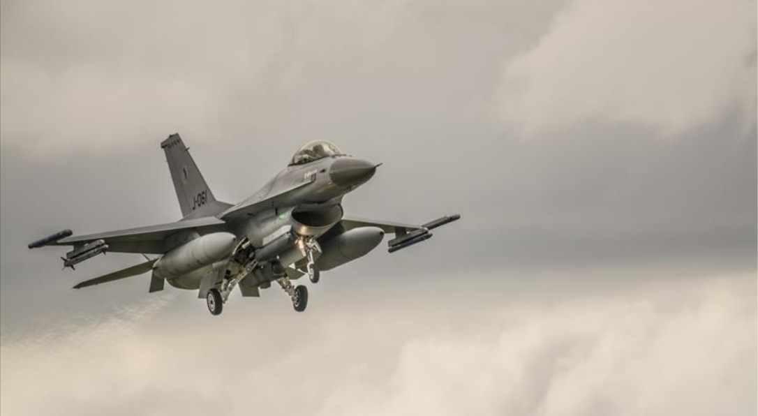 Tayvan'da F-16 Savaş Uçağı Eğitim Sırasında Denize Düştü: Pilot Kayıp