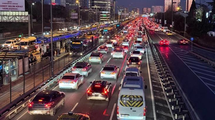İstanbul'da Akşam Saati Trafiği Kilitlendi: Yoğunluk Yüzde 80'e Dayandı
