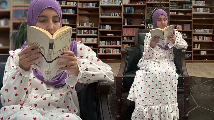 12 Yaşındaki Zeynep'ten Kitap Severlere İlham Veren Başarı: 4 Yılda 500 Kitap Bitirdi