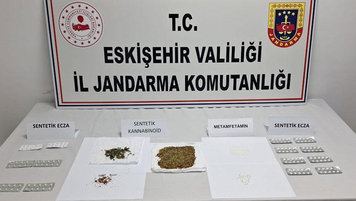 Eskişehir'de Uyuşturucu Operasyonu: Geniş Çaplı Operasyonda Önemli Miktarda Madde ve Hap Ele Geçirildi