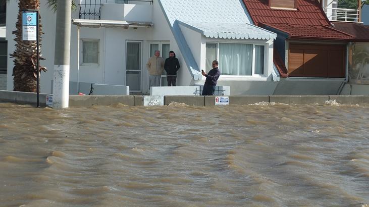 Balıkesir'de Deniz Taştı, Yazlıklar Sular Altında Kaldı