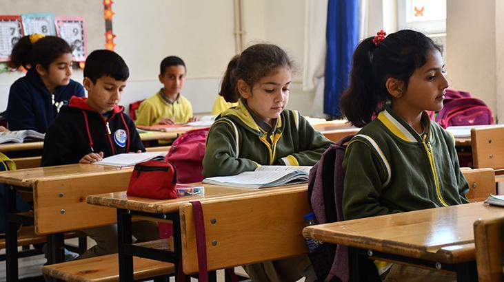 Darıca'da Şiddetli Fırtına Eğitimde Aksamaya Yol Açtı: 5 Okulda Dersler Tatil Edildi