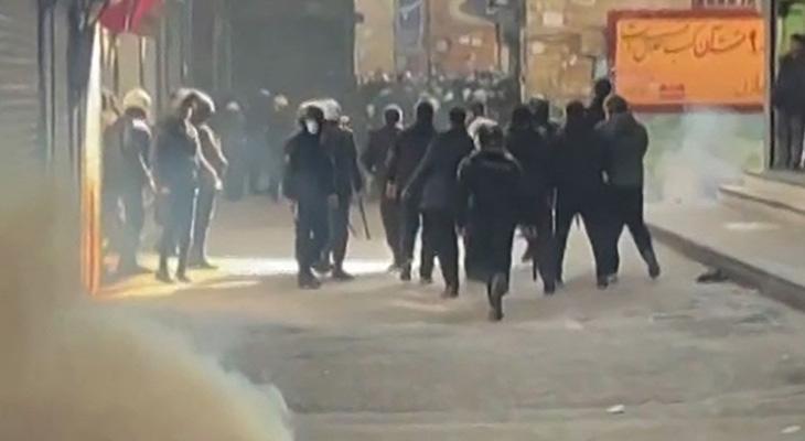 İran'da Gösterilerde Şiddet Tırmandı: Mülk Hasarı ve Savcı Ölümü