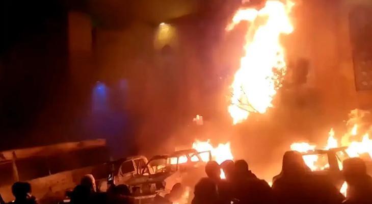 İran'da Protestolar Şiddetlendi: Belediye Binası ve Cami Ateşe Verildi, Kayıplar Artıyor