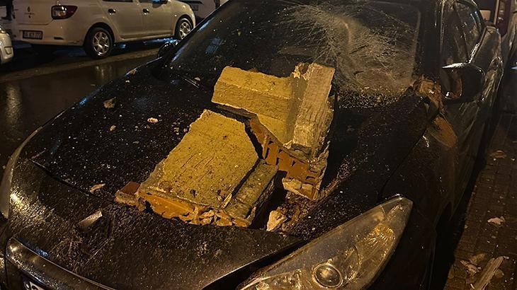 Bahçelievler'de Yıkım Kararı Alınan Binanın Balkonu Çöktü