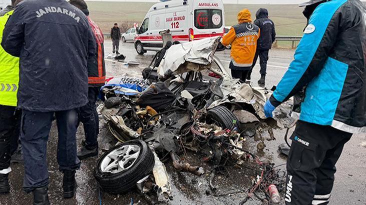 Kahta-Adıyaman Karayolunda Feci Kaza: Otomobil Otobüsle Kafa Kafaya Çarpıştı, 3 Kişi Hayatını Kaybetti