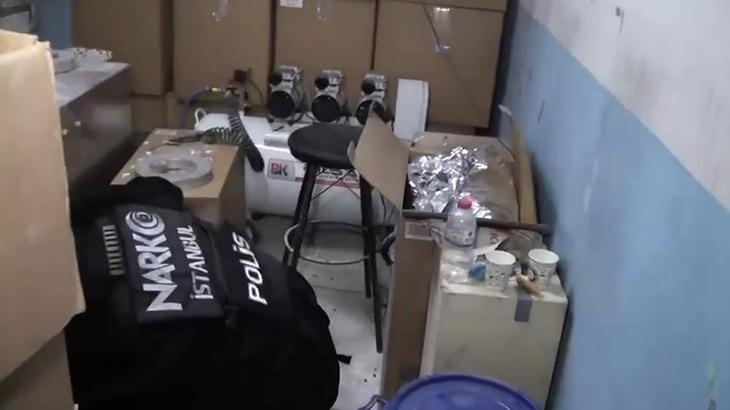 Avcılar'da Devasa Uyuşturucu Operasyonu: Milyonlarca Hap ve Üretim Ekipmanları Ele Geçirildi