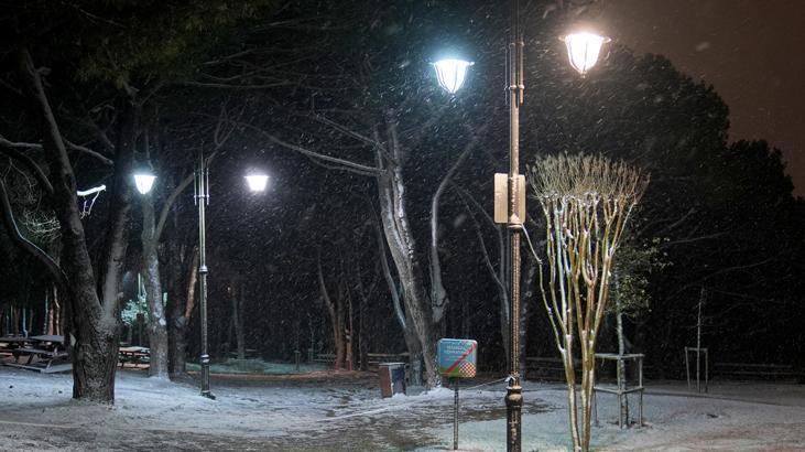 İstanbul Beyaza Büründü: Kentte Gece Yarısı Kar Yağışı Başladı