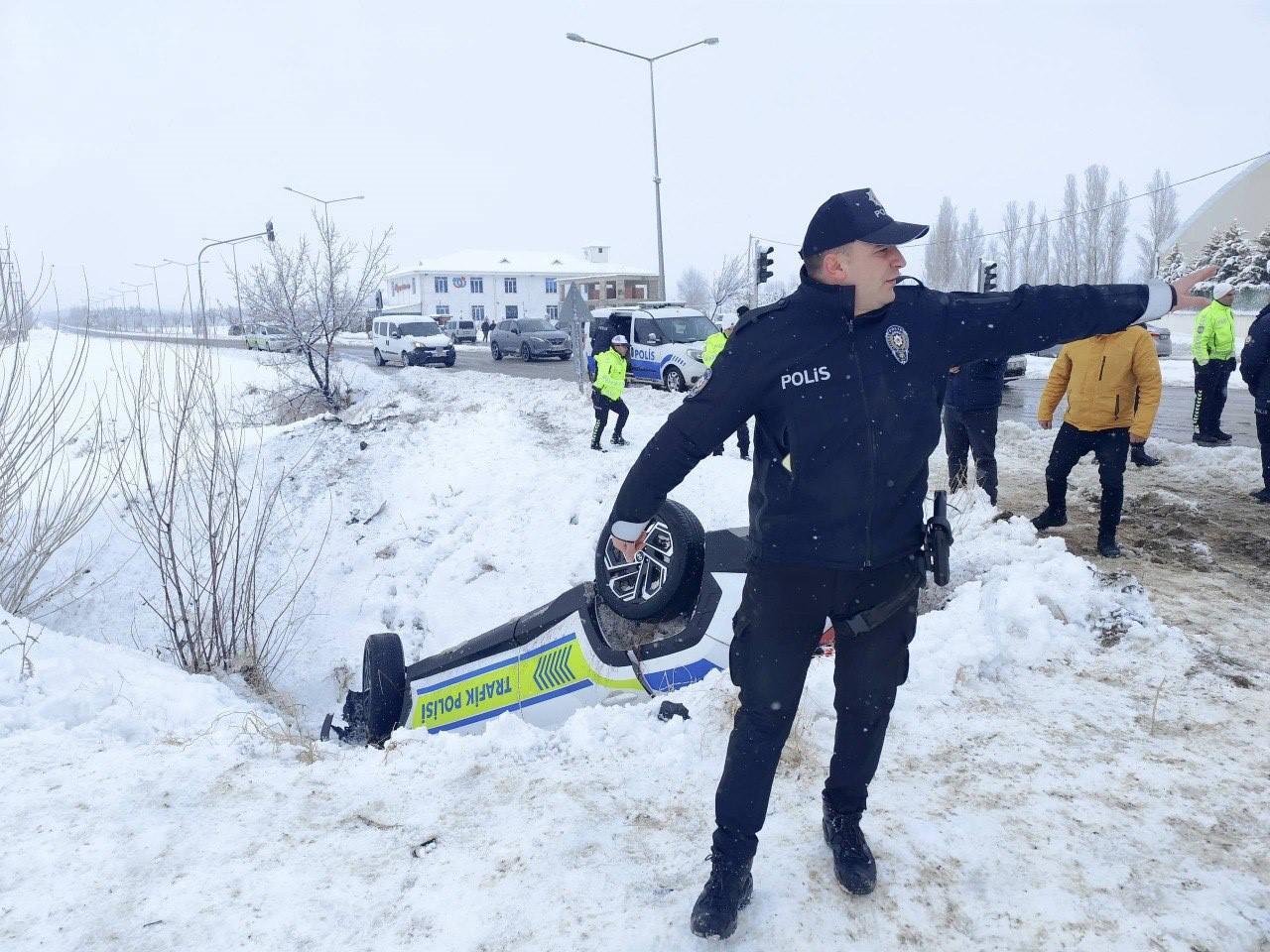 Erzincan'da Polis Aracının Devrilmesiyle İki Memur Yaralandı