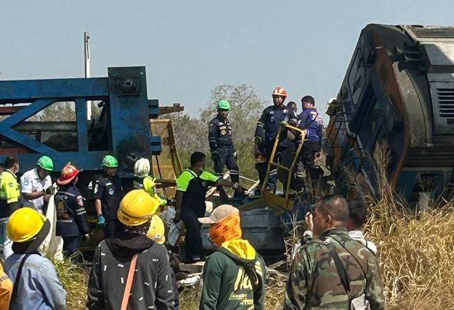 Tayland'da Korkunç Kaza: Tren Üzerine Vinç Düştü, Çok Sayıda Can Kaybı ve Yaralı Var