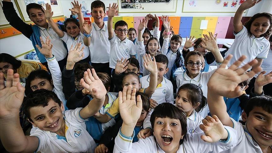 Okullarda Karneler Dağılıyor: Yarıyıl Tatili Başlıyor