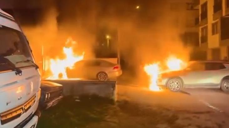 Park Halindeki Araçlarda Yangın: İki Otomobil Kullanılamaz Hale Geldi