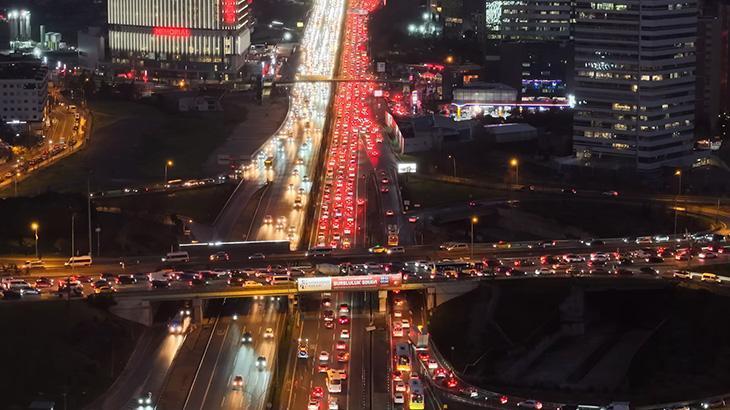 İstanbul'da Okulların Tatil Olmasıyla Trafik Yoğunluğu Zirveye Ulaştı