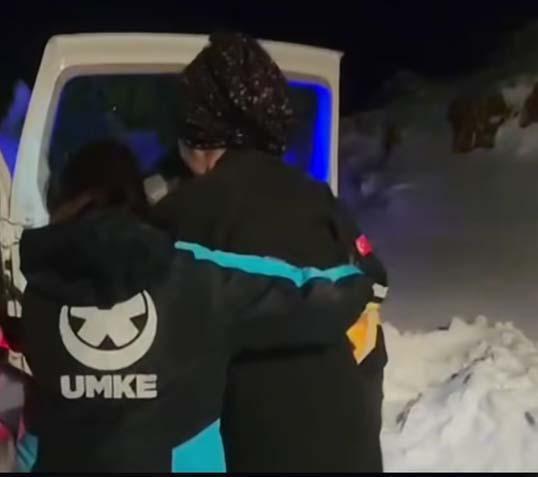 Kar Fırtınası Ortasında Hayata Tutundular: Anne ve Bebeği Kurtarma Operasyonu