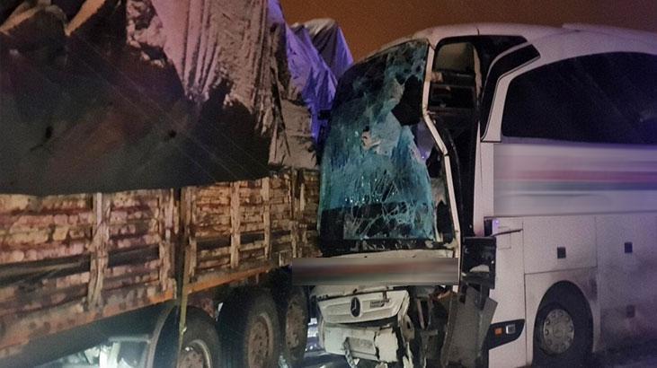 Bingöl'de Buzlanma Kazaya Yol Açtı: Otobüs TIR'a Çarptı, 3 Yaralı
