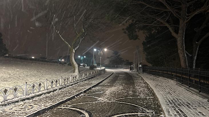 İstanbul'da Gece Boyunca Devam Eden Kar Yağışı Şehri Beyaza Büründürdü