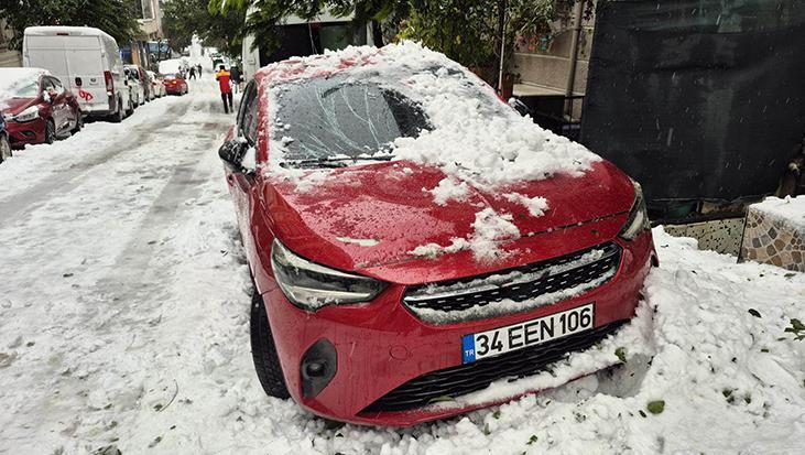 Çatıdan Kopan Kar Kütlesi Park Halindeki Otomobili Ezdi: Araçta Ağır Hasar Oluştu