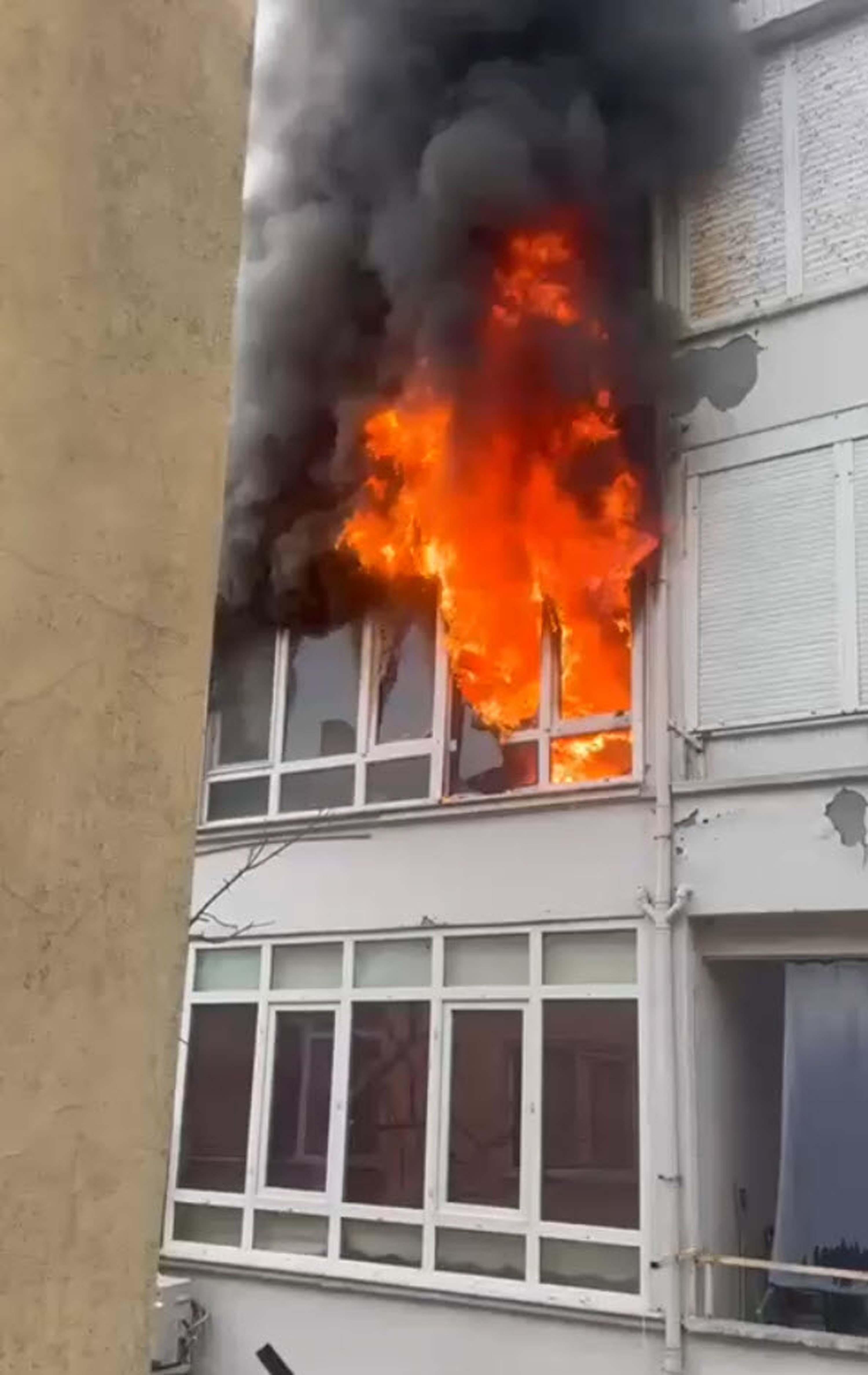 Ayvalık'ta Buzdolabı Patladı, Ev Küle Döndü