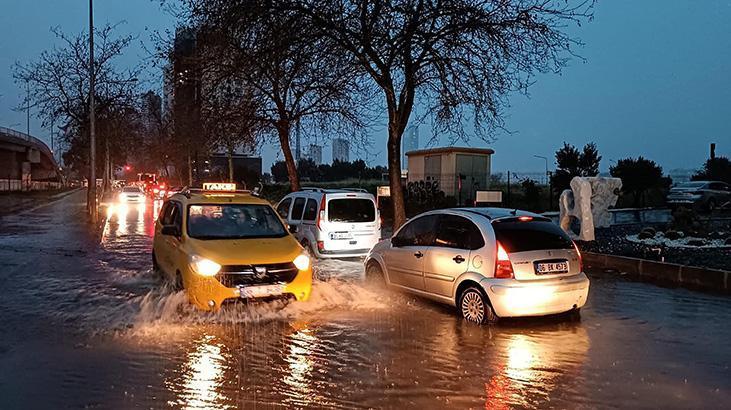 İzmir'de Şiddetli Sağanak Hayatı Durma Noktasına Getirdi