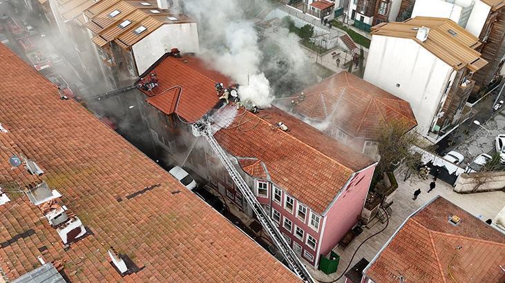 Fatih'te Tarihi Dergah Kül Oldu: Yangının Nedeni Araştırılıyor