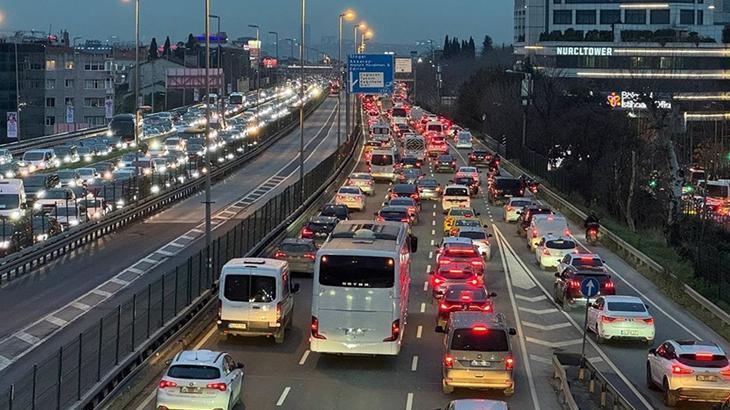 İstanbul'da Mesai Sonu Trafik Kabusu: Yoğunluk Yüzde 83'e Ulaştı