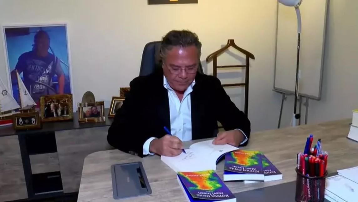 Oktar Asoğlu'ndan Yeni Roman: 'Kırmızı Deniz Mavi İnsan' Okurlarla Buluştu