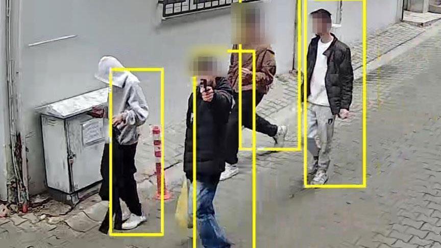 Sokakta Silahlı Çocuklar Paniği: Gerçek Meğer Oyuncak Silah Çıkmış