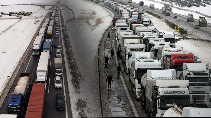 TAG Otoyolunda Kar Nedeniyle Trafik Felç Oldu: Kilometrelerce Araç Kuyruğu Oluştu