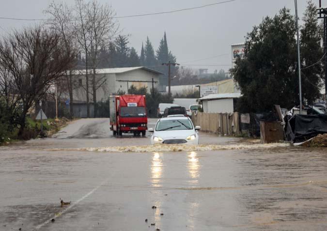 Antalya'da Şiddetli Yağış Hayatı Felç Etti: Sarı Kod Uyarısı Hayata Geçti