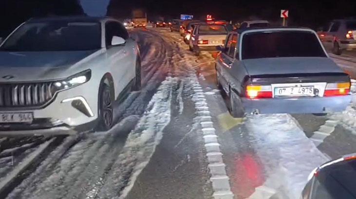 Kaş-Demre Yolu Dolu Nedeniyle Trafiğe Kapandı
