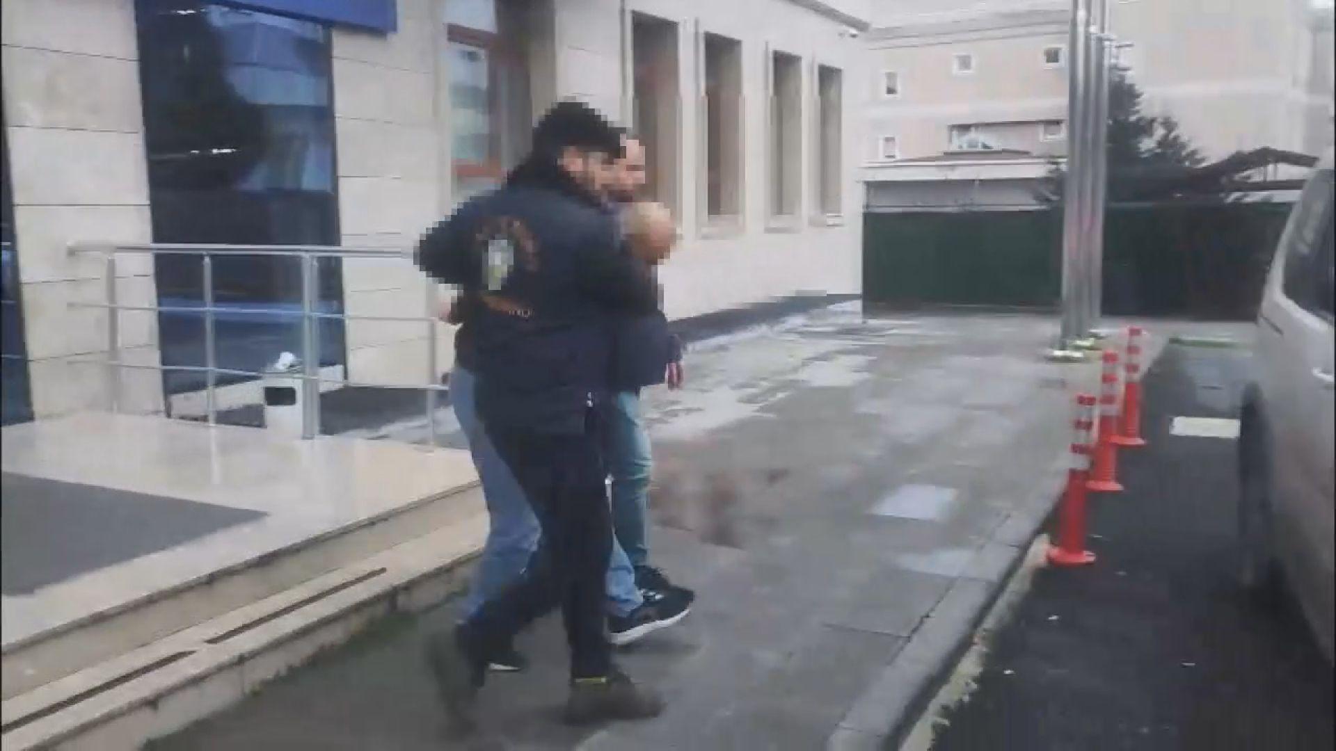 Zeytinburnu'nda Polisten Kaçan Sürücüye Lastiğe Ateş Açıldı