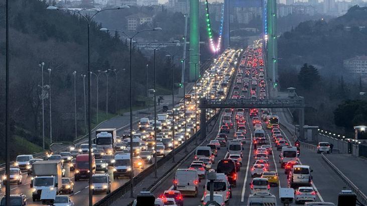 İstanbul'da Akşam Trafiği Çileye Dönüştü: Ana Arterler Kilitlendi