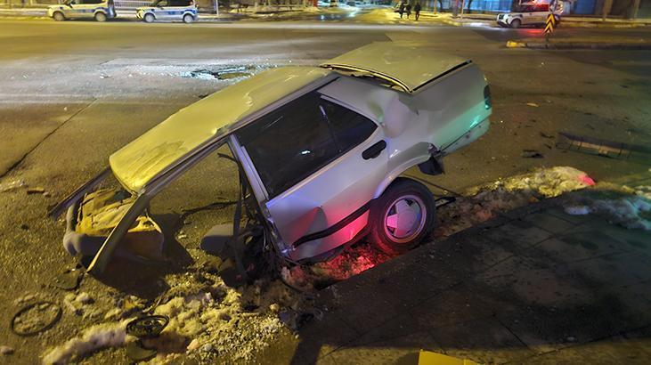 Erzincan'da Çarpışan Otomobillerden Biri İkiye Bölündü: 4 Yaralı