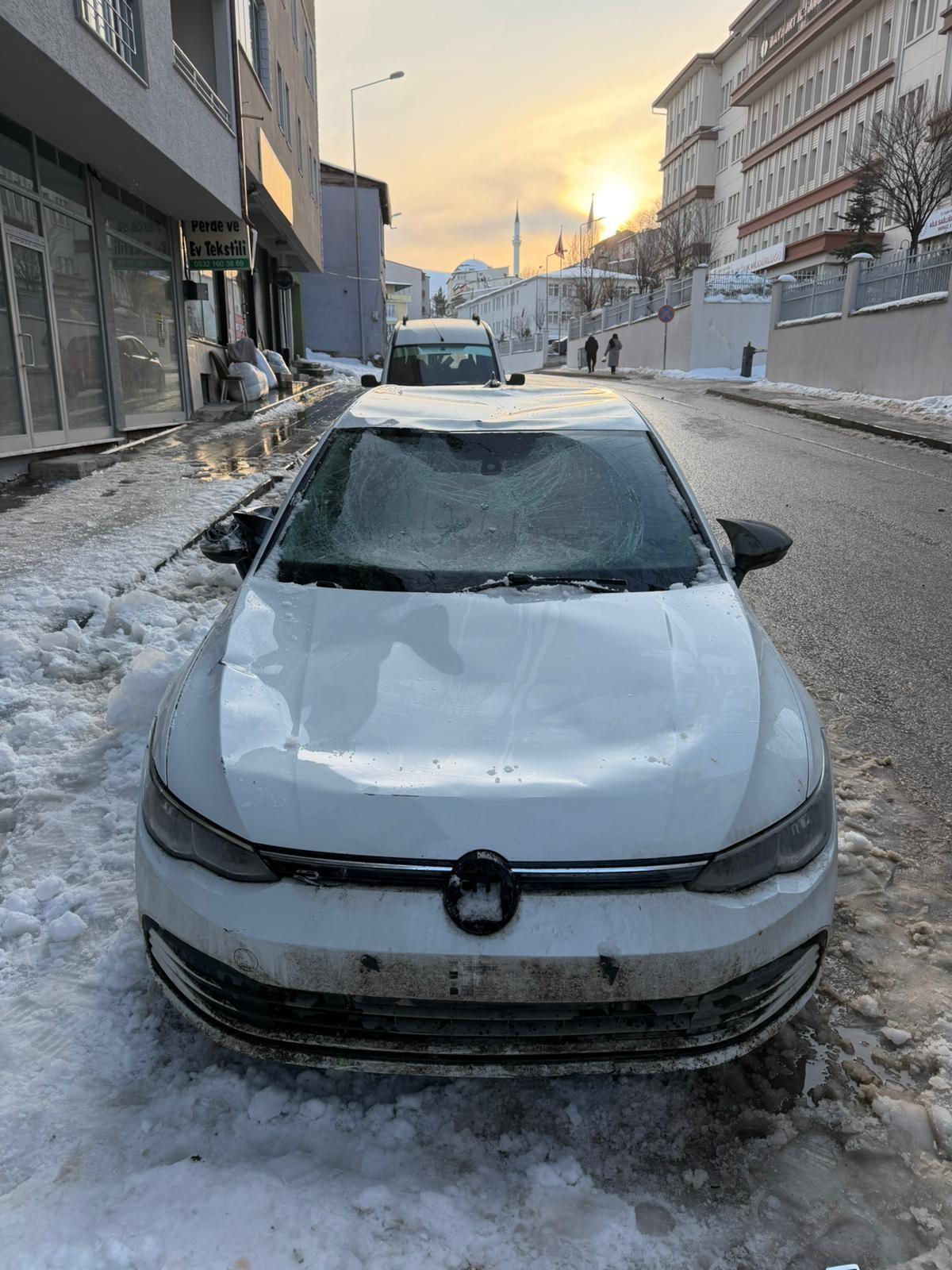 Bayburt'ta Çatıdan Kopan Kar Kütlesi Araçları Hurdaya Çevirdi: Güvenlik Kamerası Kayıttaydı