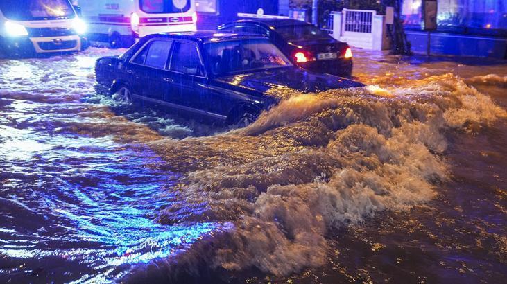 İzmir'de Şiddetli Fırtına ve Sağanak Hayatı Felç Etti: Sokaklar Nehre Döndü, Su Kesintileri Yaşandı