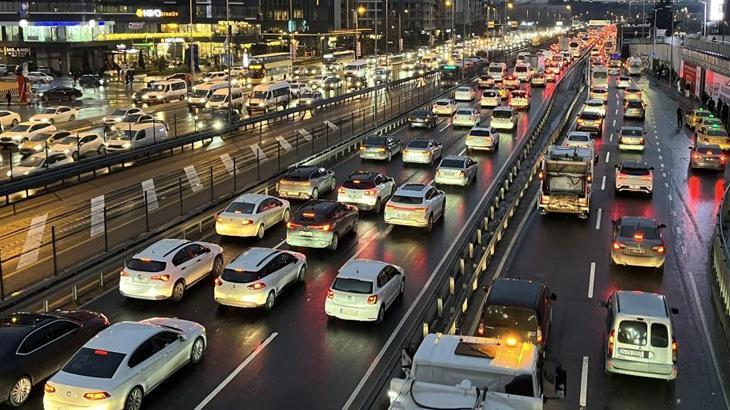 İstanbul'da Trafik Felç Oldu: Hafta Sonu Öncesi Yoğunluk Rekor Kırdı