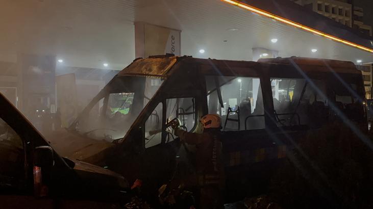 Benzin İstasyonunda Minibüsler Alevlere Teslim Oldu