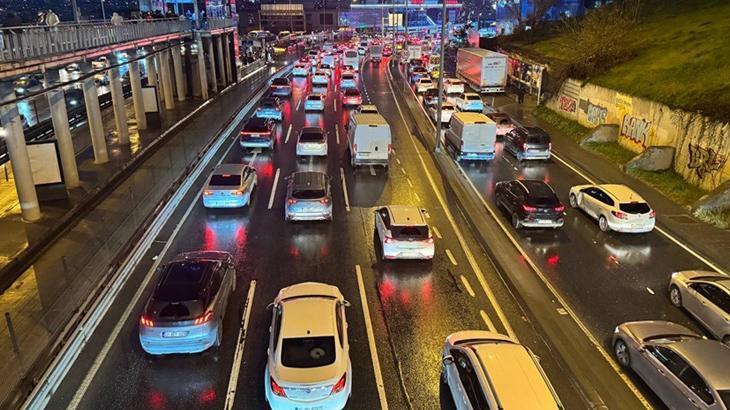İstanbul'da Akşam Saati Trafiği Kilitlendi: Yoğunluk Yüzde 80'e Dayandı