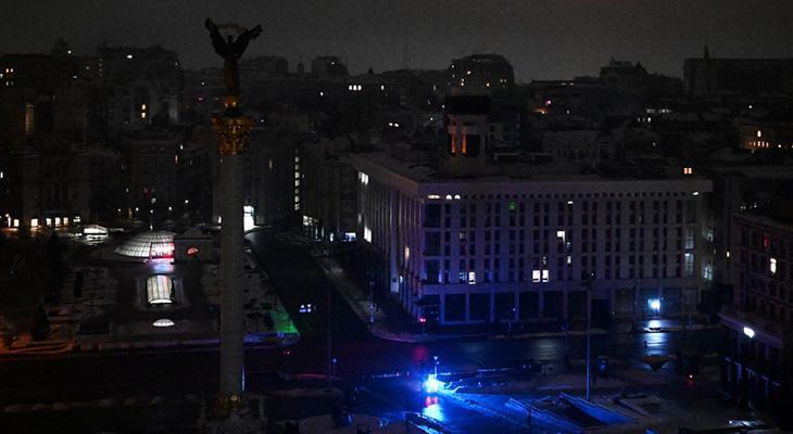 Ukrayna'da Geniş Çaplı Enerji Kesintisi: Kiev Halkı Metro İstasyonlarına Sığınıyor