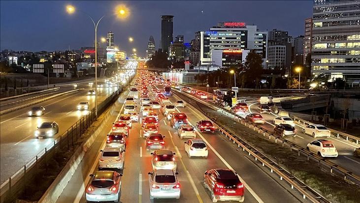 İstanbul'da Okulların Açılmasıyla Trafik Yoğunlaştı