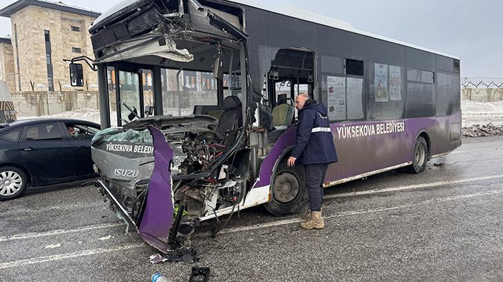 Hakkari'de Trafik Felaketi: Yolcu Minibüsü ve Belediye Otobüsü Çarpıştı, 18 Yaralı